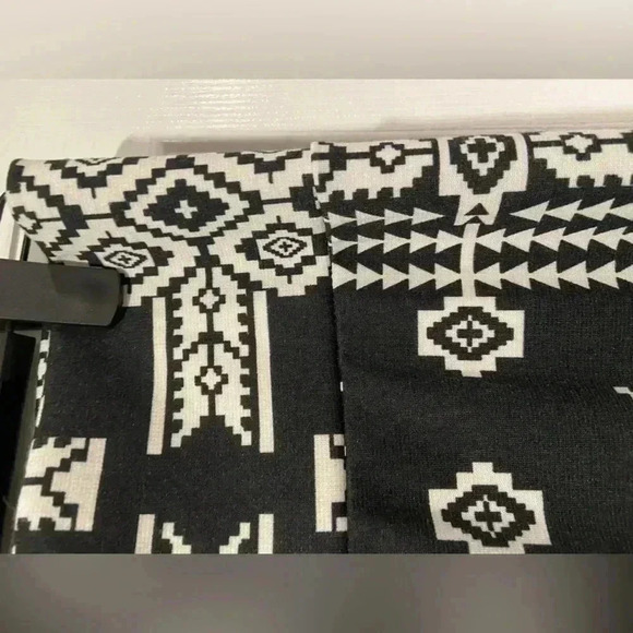 Charlotte Russe Black Cream Aztec Print Stretchy Pencil Skirt Midi Size Medium - Picture 3 of 10